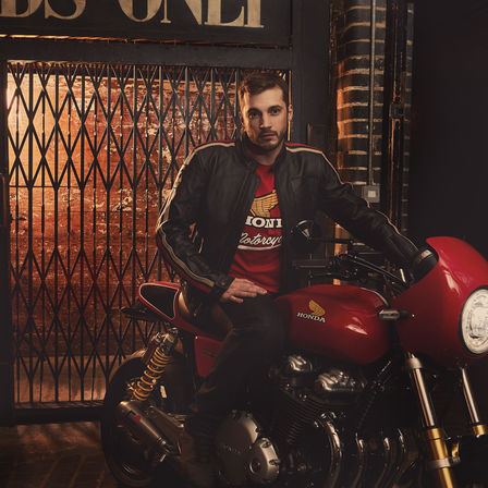 Mężczyzna ubrany w klasyczny t-shirt Honda.