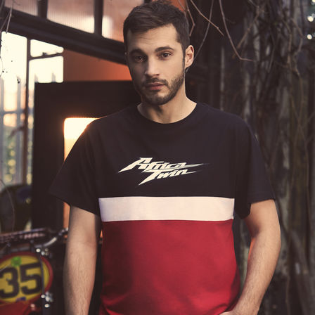 Mężczyzna ubrany w klasyczny t-shirt Honda z logo Africa Twin.