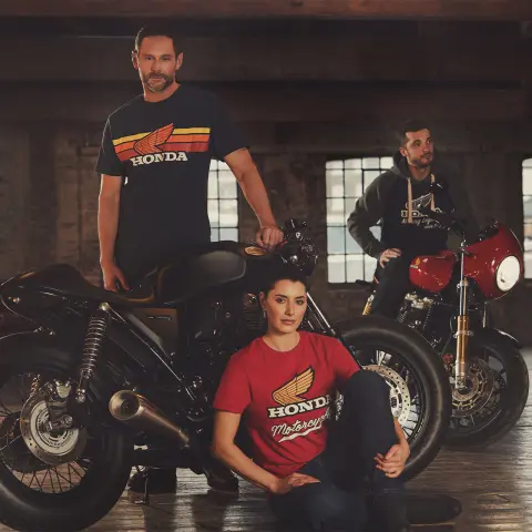 Linia odzieży Honda Vintage z roku 2024 z modelami na schodach i motocyklami w stylu retro