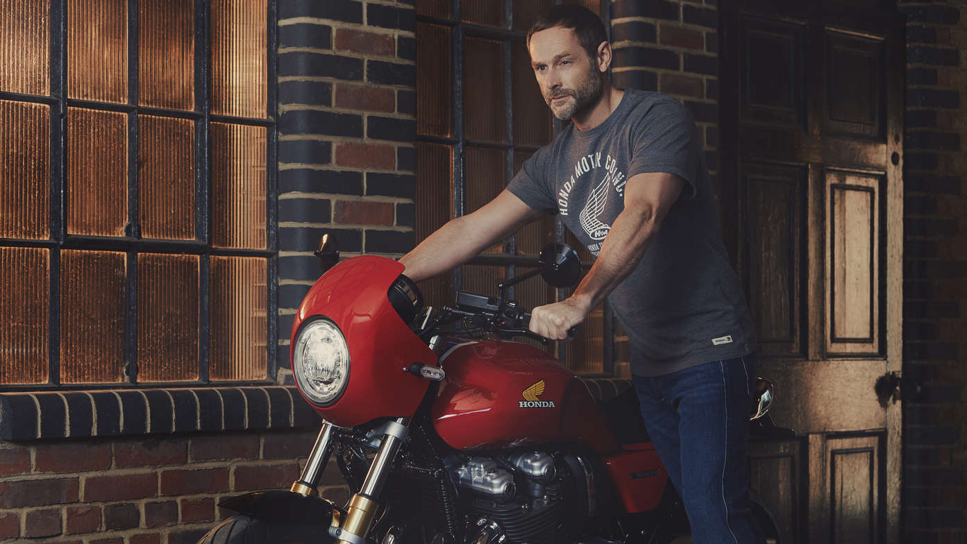 Mężczyzna ubrany w klasyczny T-shirt Honda.