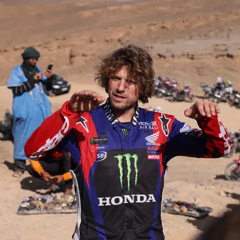 Eksperci HRC wyjaśniają grupie motocyklistów. 