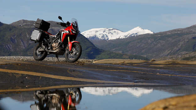 Statyczne ujęcie motocykla Africa Twin z górami w tle