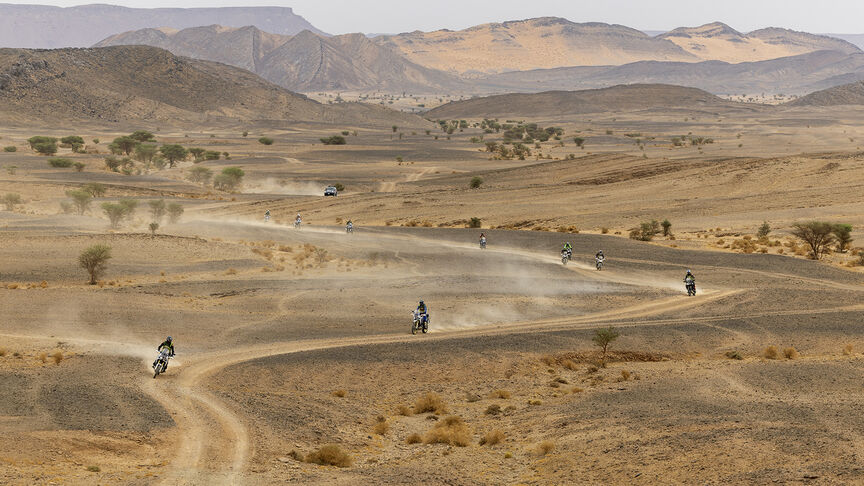 Marokański krajobraz z wyprawowymi motocyklami Hondy.