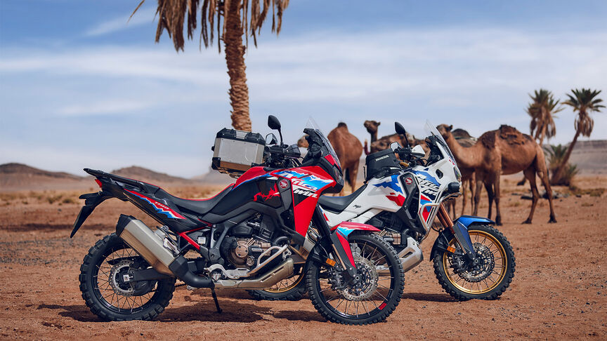 Marokański krajobraz z wyprawowymi motocyklami Hondy.