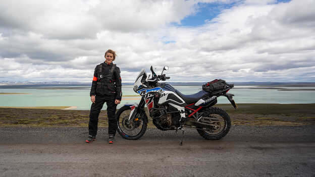 Vanessa Ruck stojąca obok Hondy Africa Twin. 