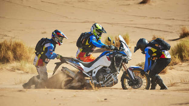 Motocykl Africa Twin poddany ciężkiej próbie w trudnym terenie.
