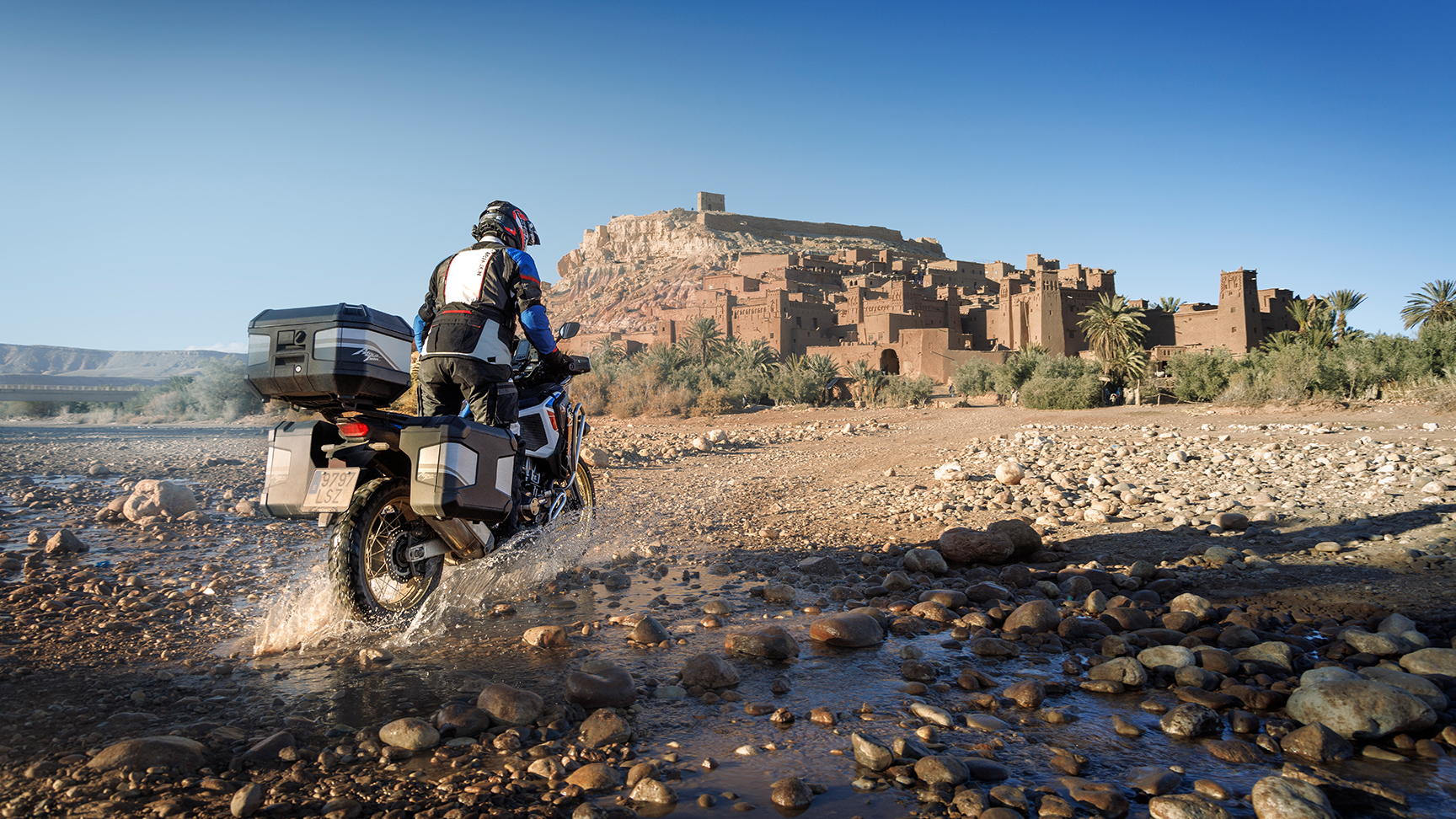Widok z tyłu na kierowcę na Hondzie CRF1100 ATAS z akcesoriami turystycznymi.