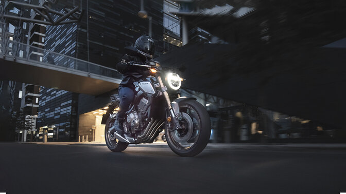 Honda CB650R na drodze