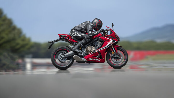 Honda CBR650R na torze wyścigowym