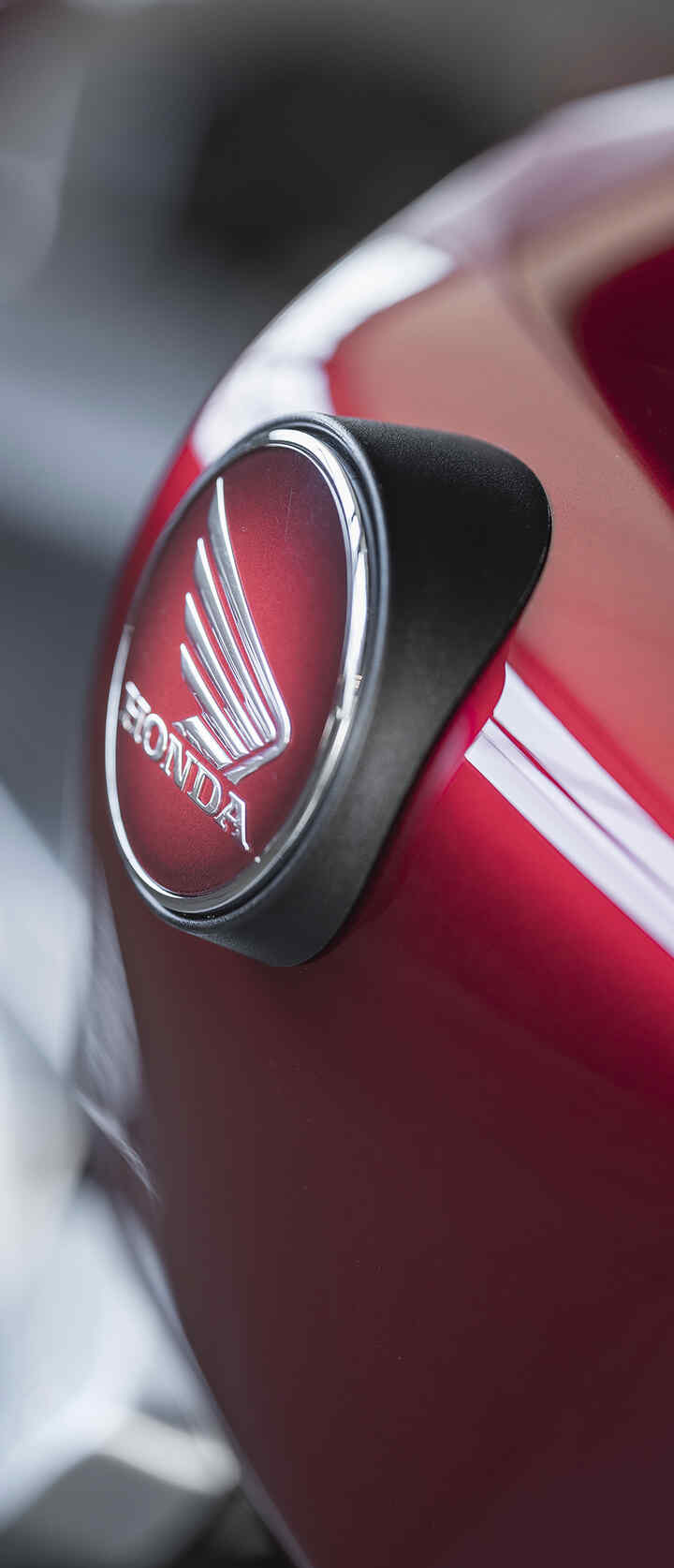 Zbiornik paliwa w motocyklu Honda ze skrzydlatym logo
