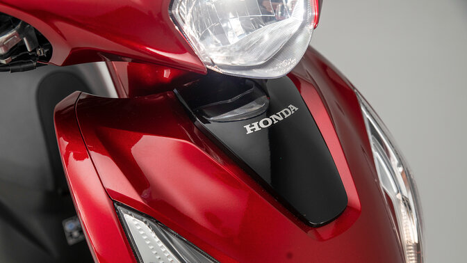Honda Vision 110 - zbliżenie na przednią owiewkę i reflektor