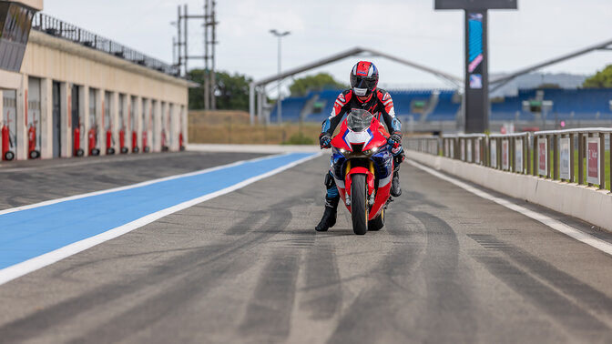 Honda CBR1000RR-R Grand Prix w kolorze czerwonym w ujęciu statycznym na torze wyścigowym