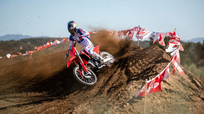 Honda CRF250R z zawodnikiem motocrossowym, Jettem Lawrence'em