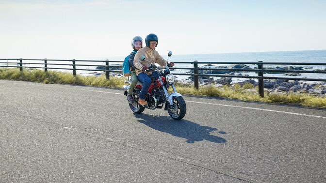 Honda DAX125 na drodze nad morzem