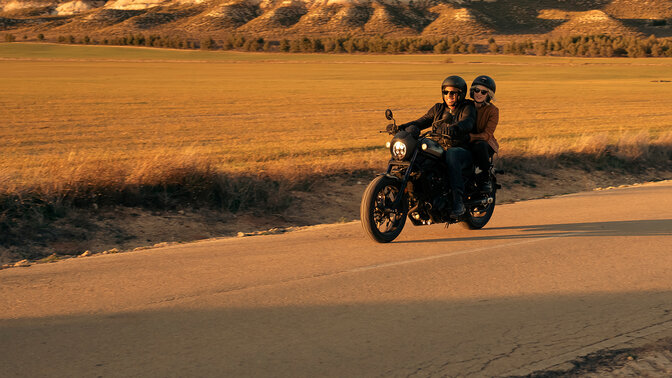 CMX1100 - zdjęcie na tle zachodu słońca z pasażerem