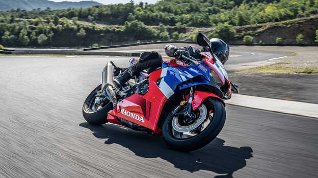 CBR1000RR-R Fireblade z kierowcą na torze