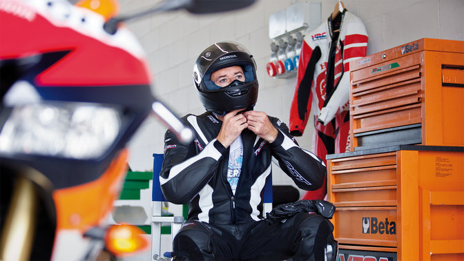Zawodnik zespołu Honda MotoGP w kasku.