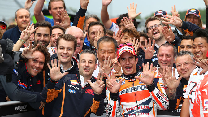 Zawodnik klasy MotoGP świętuje zwycięstwo z zespołem Honda.