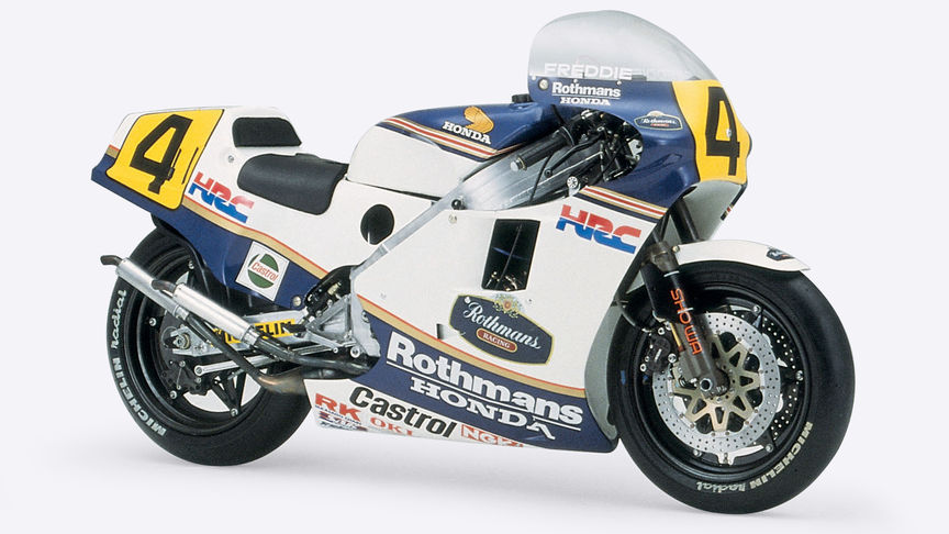 Widok przedstawiający motocykl Honda NSR500 z boku..