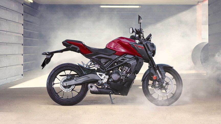 Model jadący motocyklem w mieście.