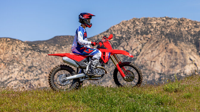 Honda CRF250R na torze motocrossowym wykonująca skok