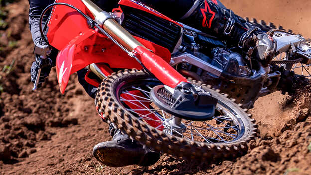 CRF250R z przeprojektowanym widelcem Showa USD 49 mm
