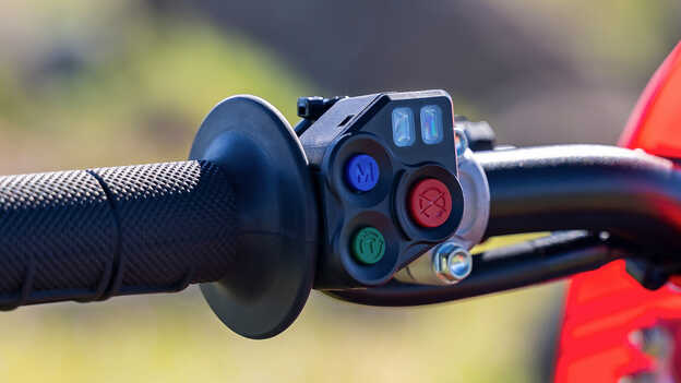 CRF250R Przycisk wyboru 3 trybów pracy silnika (EMSB)