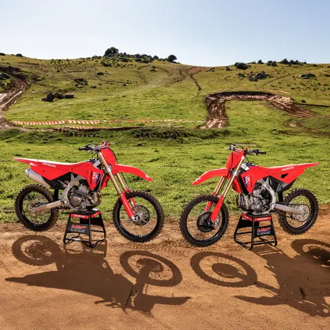 Honda CRF250R - dynamiczne ujęcie z przodu na torze z motocrossowym kierowcą