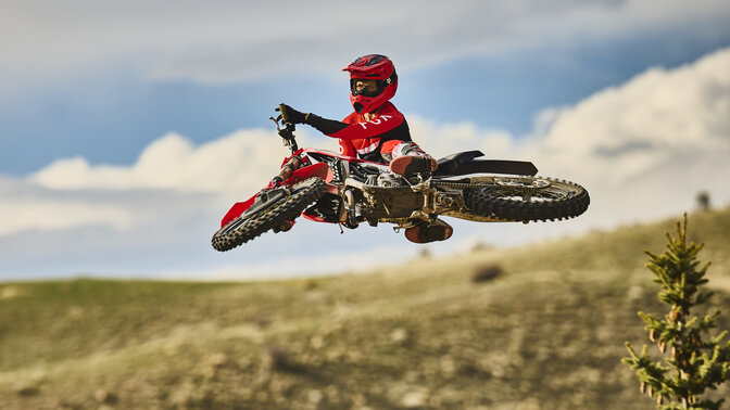 Honda CRF450R na torze z zawodnikiem motocrossowym