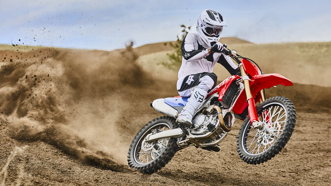 Honda CRF450R na torze z zawodnikiem motocrossowym