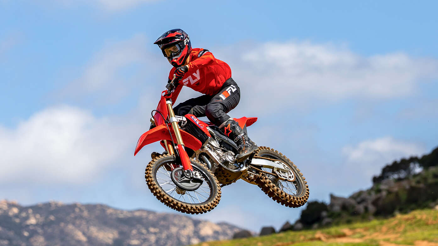 CRF450R na rok modelowy 2025 - dynamiczne ujęcie