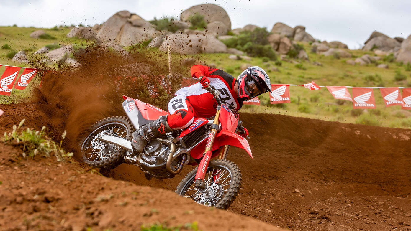 CRF450RWE na rok modelowy 2025 - dynamiczne ujęcie