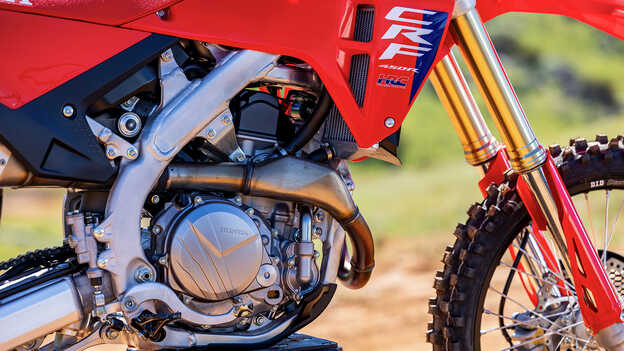 Czterozaworowy silnik Unicam CRF450R o pojemności 449,7 cm3