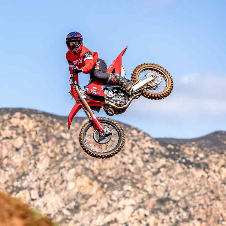 CRF450R na torze z zawodnikiem MX