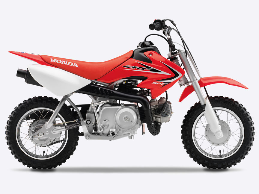Czerwona Honda CRF50F skierowana w prawo.