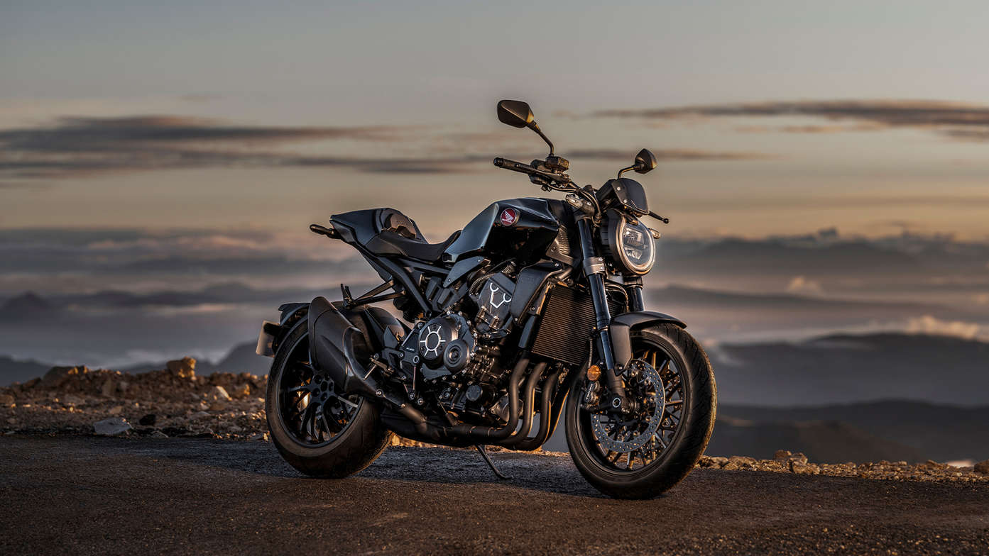 CB1000R Black Edition, widok z przodu z prawej strony, na postoju, na szczycie góry