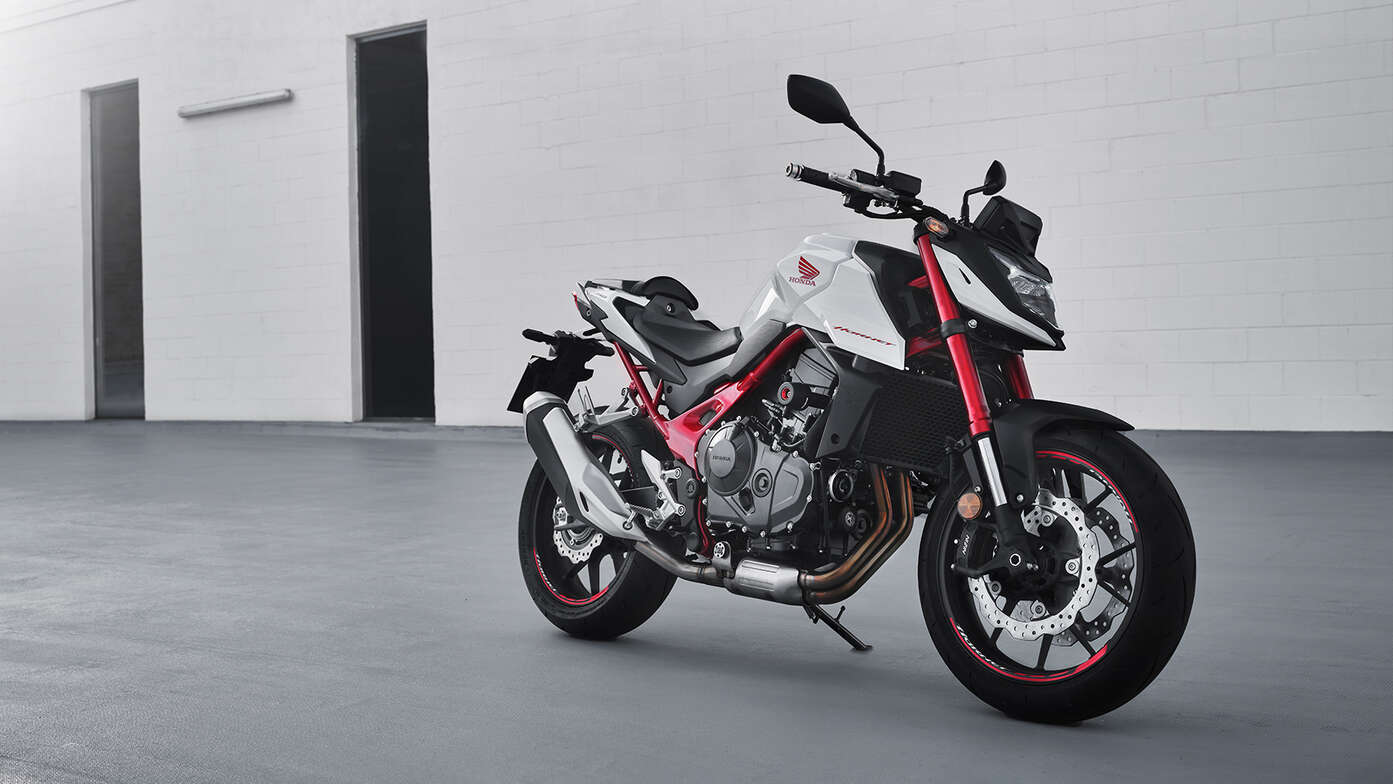 Honda CB750 Hornet na bocznej stopce