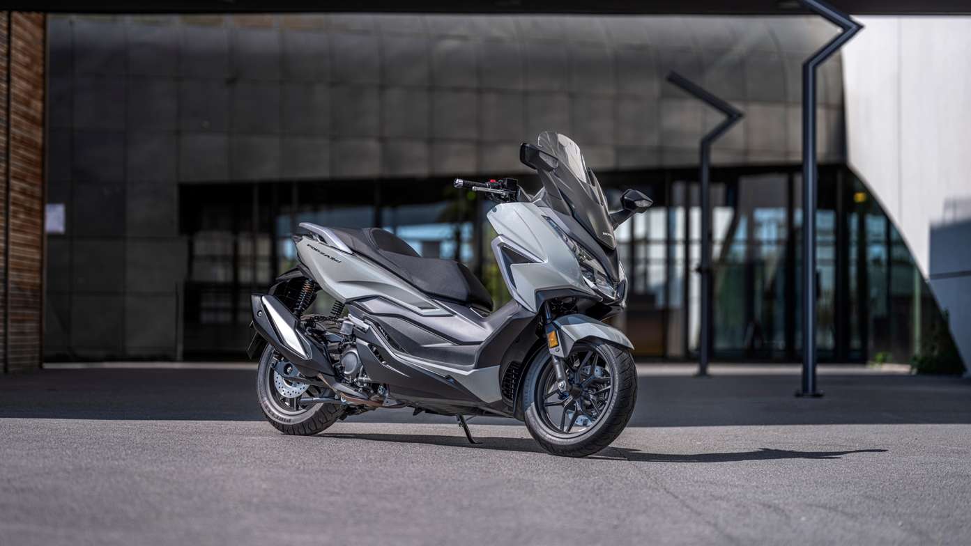 Honda, Forza 750, widok z boku z prawej strony, na postoju, na parkingu