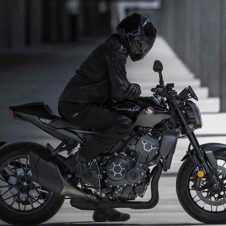 Honda CB1000R Black Edition, na postoju, widok z prawej strony, z kierowcą