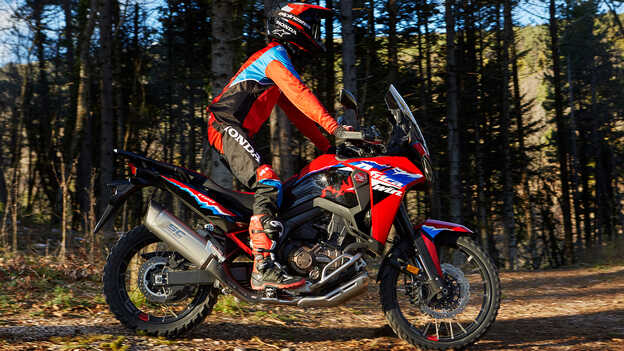 Statyczne ujęcie modelu Africa Twin z tłumikiem SC Project Adventure