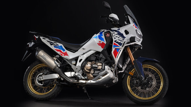 Statyczne ujęcie Hondy CRF1100 z tłumikiem SC Project