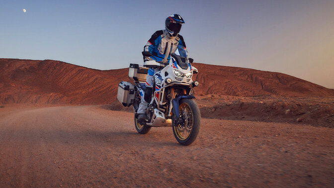 Model ubrany w bluzę z kapturem z linii Honda Vintage na motocyklu