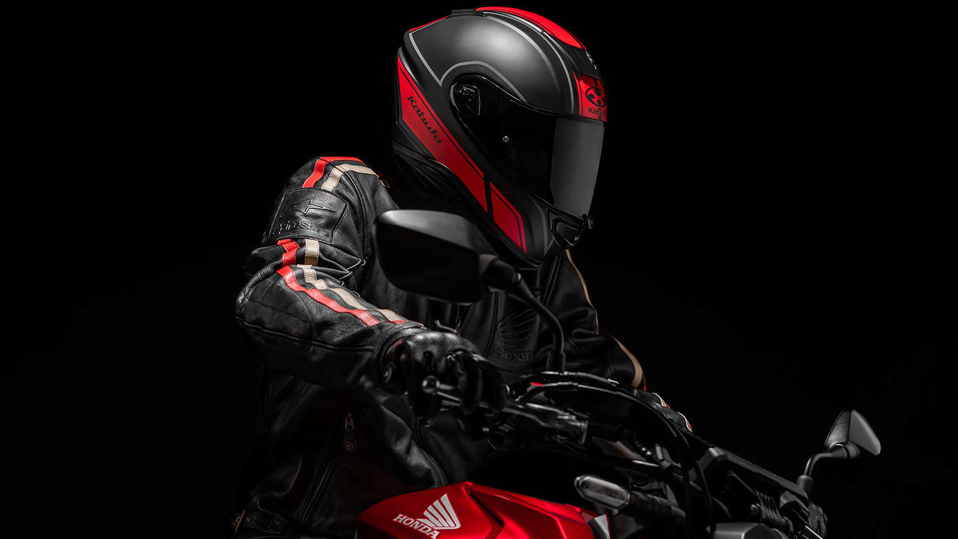 Kask Kabuto od Hondy, Aeroblade V - Smart czarny matowy i czerwony, widok z prawej strony, na głowie motocyklisty