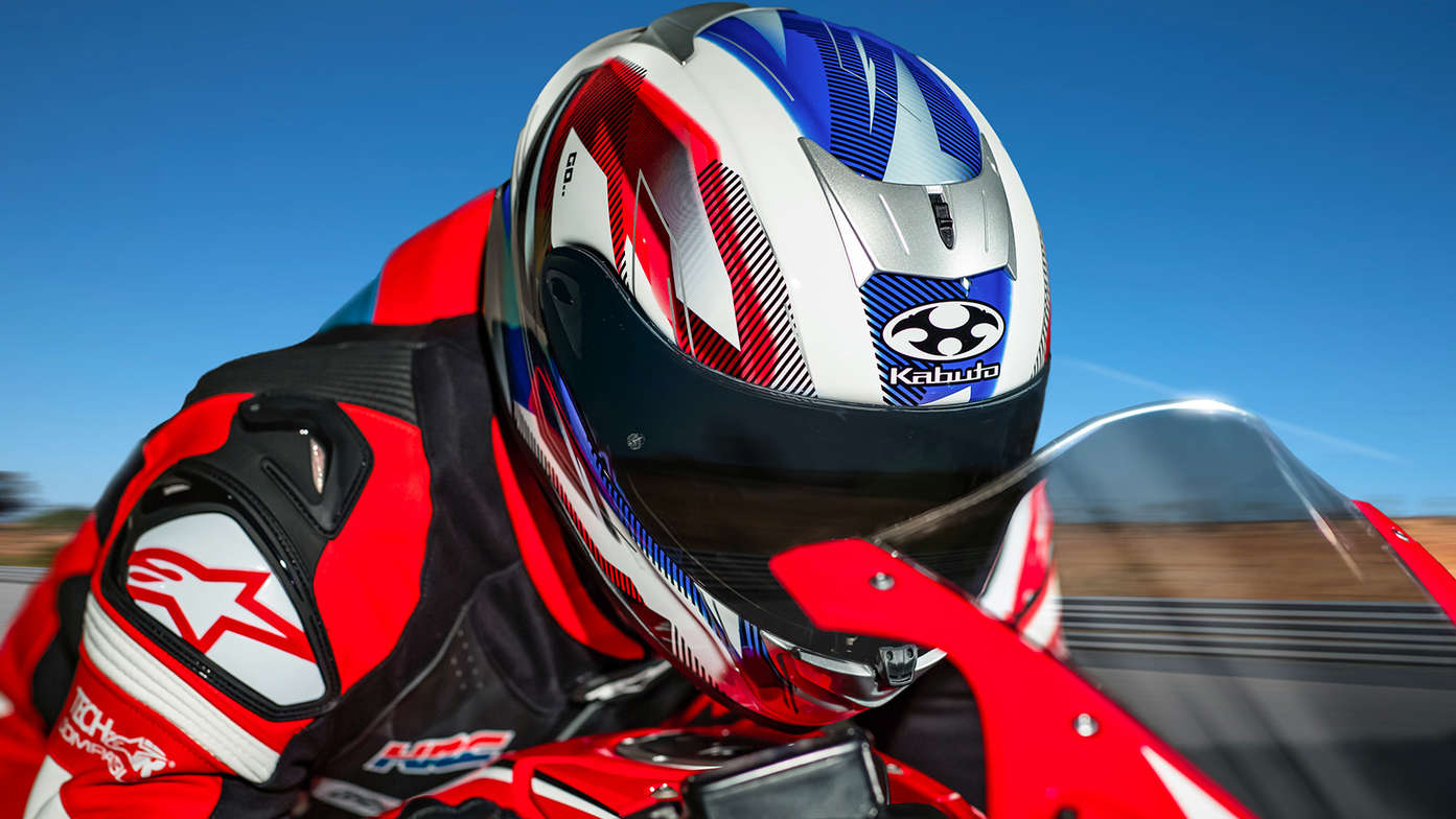 Kask Kabuto od Hondy, Aeroblade V - Go - obraz nałożony, widok z prawej strony z przodu, zbliżenie na głowę motocyklisty