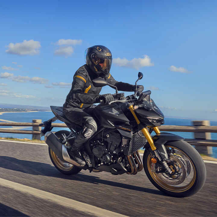 CB1000 Hornet na rok modelowy 2025 - dynamiczne ujęcie przód/bok