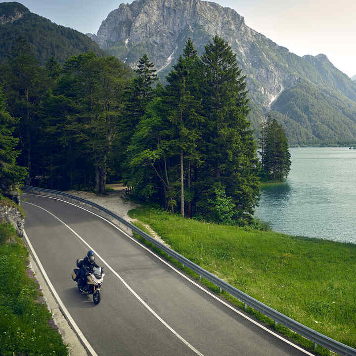 2025 NT1100 - ujęcie przód/bok na leśnej drodze