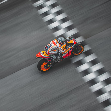 Kierowca zespołu Honda MotoGP przejeżdża linię mety.