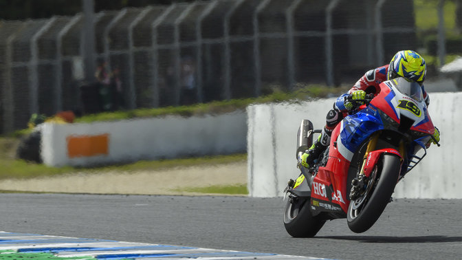 Motocykl Honda Fireblade podczas wyścigu WSBK — widok z przodu.