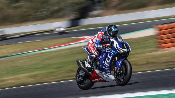 Motocykl Honda Fireblade podczas wyścigu EWC — widok z przodu.