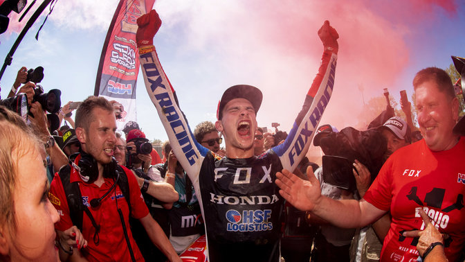 Kierowca Hondy w serii MXGP świętujący zwycięstwo.